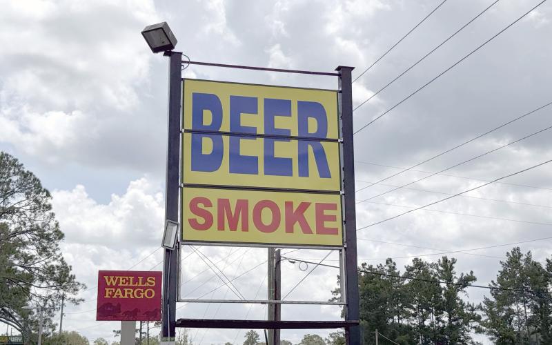 Safeway Discount Beverage installed a beer and smoke sign in May, which is bright yellow and quite large. Town officials met with the business owner because the sign violates town regulations. It will be replaced soon. Photo by Anna Newhoff