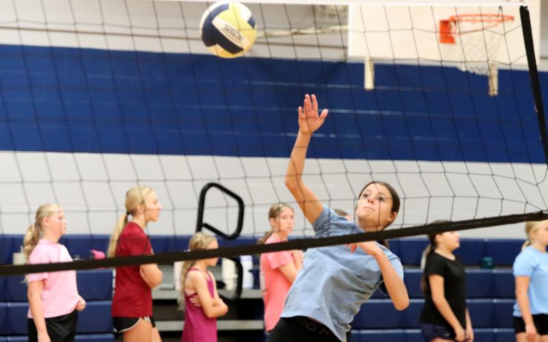 ifth through eighth grade student-athletes learn fundamental skills and sharpen techniques at the Callahan Middle School volleyball camp. photos by Anna Newhoff