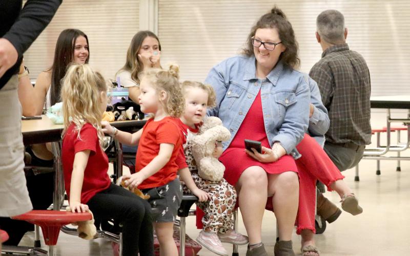 New football Coach Will Dyal’s twin daughters Harper and Finley and wife Madison Dyal interact with community members at a meet and greet at Hilliard Middle-Senior High School. Photo by Anna Newhoff