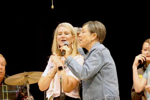 Callahan Intermediate School Principal Kerri Boatright sings with Bonnie Eisele during the drum clinic. Photo by Anna Newhoff
