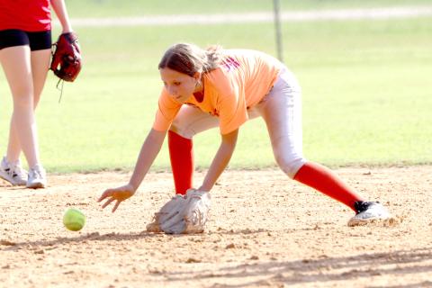  Ryleigh Vanier catches a ground ball. 