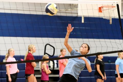 ifth through eighth grade student-athletes learn fundamental skills and sharpen techniques at the Callahan Middle School volleyball camp. photos by Anna Newhoff