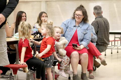 New football Coach Will Dyal’s twin daughters Harper and Finley and wife Madison Dyal interact with community members at a meet and greet at Hilliard Middle-Senior High School. Photo by Anna Newhoff