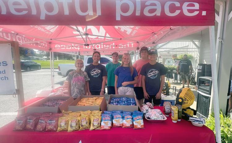 Youth from River Road Baptist Church distribute free hot dogs, chips and drinks Sept. 12 at the Hilliard Ace Hardware.
